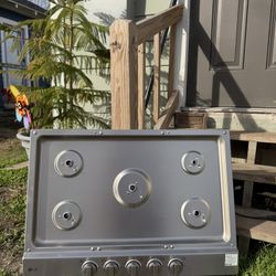 LG 30-inch Built-In Gas Cooktop with 5 burners.