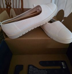 White Mountain Women’s Shoes – Brand New 🤍
Brand new, slip-on shoes in white.