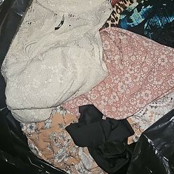 100 piezas de ropa de mujer, vestidos, chamarra, blusas, sueteres small a large Bag Of Clothes