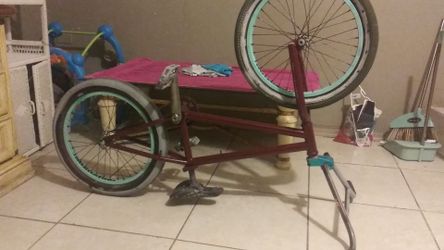 Kink frame with colony hub and alien nation rims