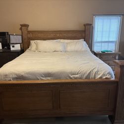 Traditional Cal King Bedroom Set In Great Condition 