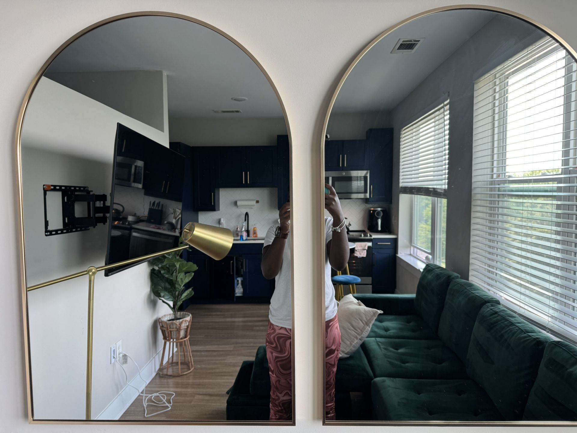 Like New Coffee Table, Lamp and Oval Mirros