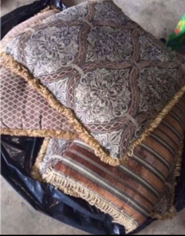 5 pillows in excellent condition no pets or dogs! Smoke free home