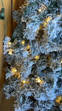 Árbol de navidad con luces LED y nieve