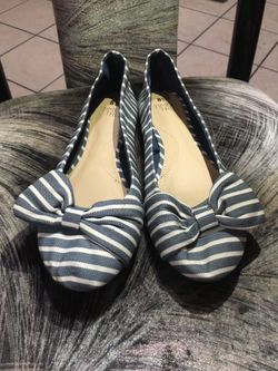 Flats (size 8.5) stipe pattern blue/white w/ bow