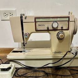 Vintage Deluxe Zig Zag Sewing Machine