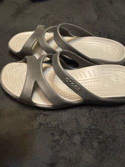 Woman’s crocs size 11
