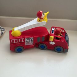 Toys R Us Fire truck With Figures Great For Kids Toddlers 