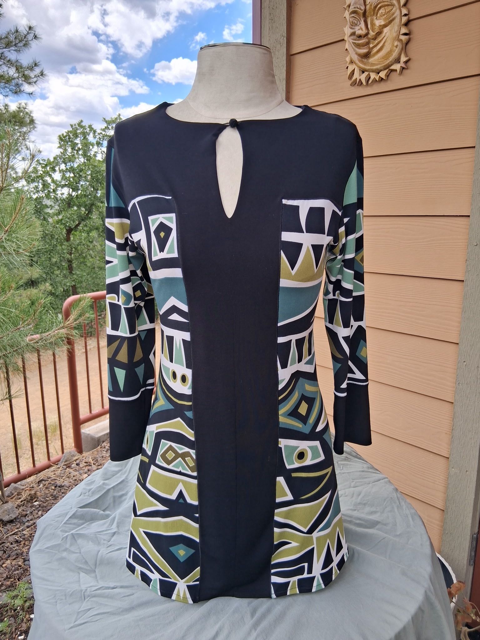 EVA VARRO V-NECK ABSTRACT PRINT TUNIC BLOUSE