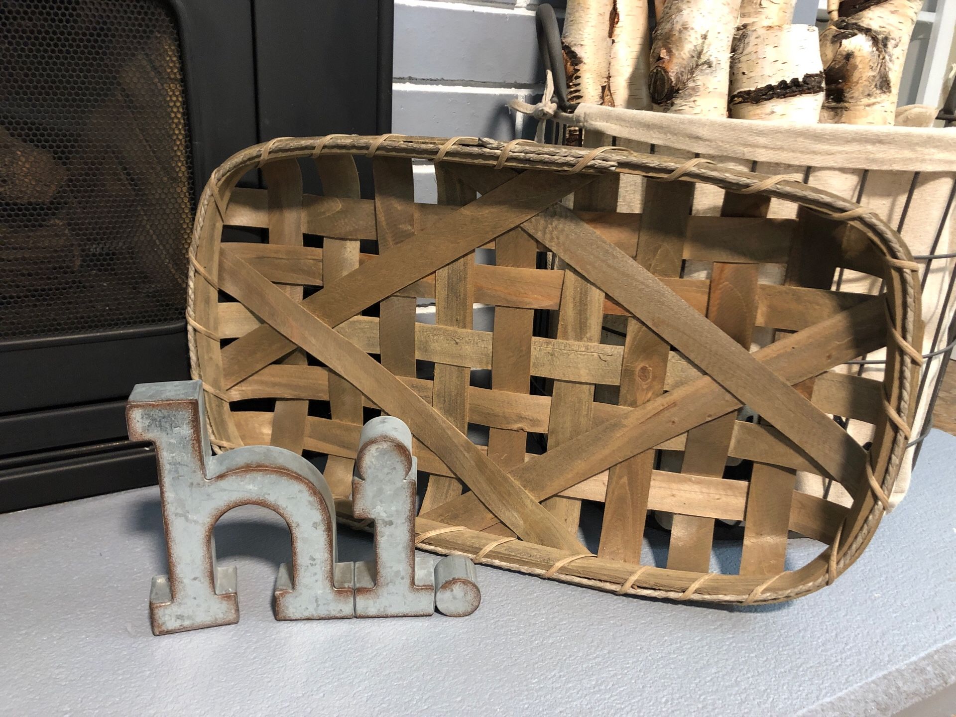 Small metal Hi sign w/ wooden tray decor