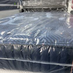 QUEEN SIZE STEARNS & FOSTER LUX ESTATE (MEDIUM) MATTRESS & BOX SPRING BED SET