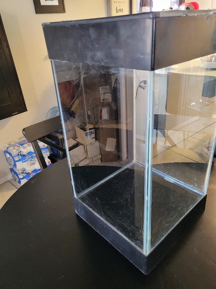 $55 ...15 Gallon Tall Aquarium, Glass has Scratchs
