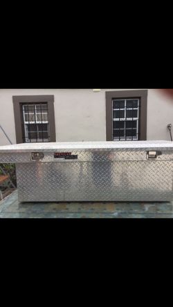 Saddle box for trucks