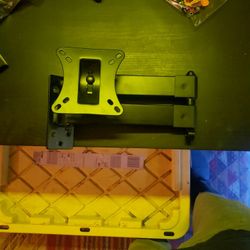 Single Monitor Swivel Wall Mount