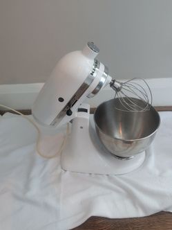 Like New KitchenAid 4.5-Qt Tilt-Head Stand Mixer + Attachments