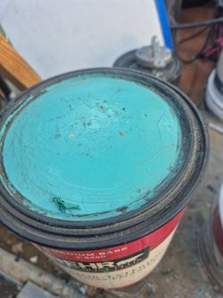 Pinturas Nuevas marca Behr $25 cada una