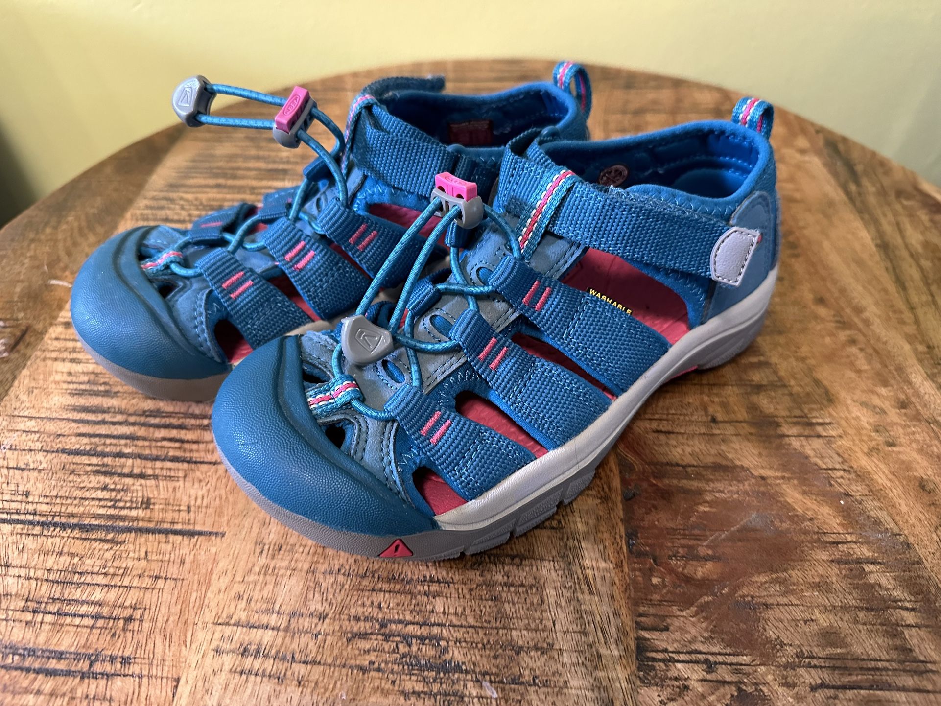 Keen Newport H2 Closed Toe Water Sandals Size 2 Kids