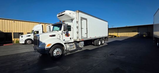 2015 Peterbilt 348 refrigerated box truck - 24’ Reefer - Thermo King - Maxon Liftgate