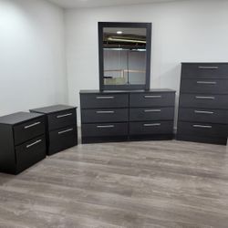 Comoda Con Espejo,  Gavetero Y Mesas De Noche.  Juego De Cuarto  // Dresser With Mirror,  Chest And Nightstands. Bedroom  Set 