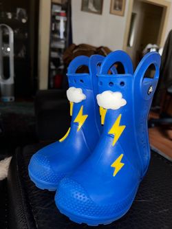 CROCS HANDLE IT RAINBOW RAIN BOOT BLUE