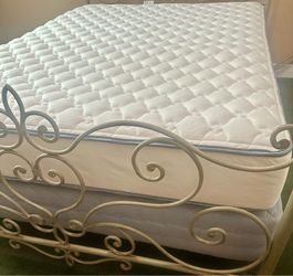 BEAUTYREST Queen Size Mattress and Boxspring