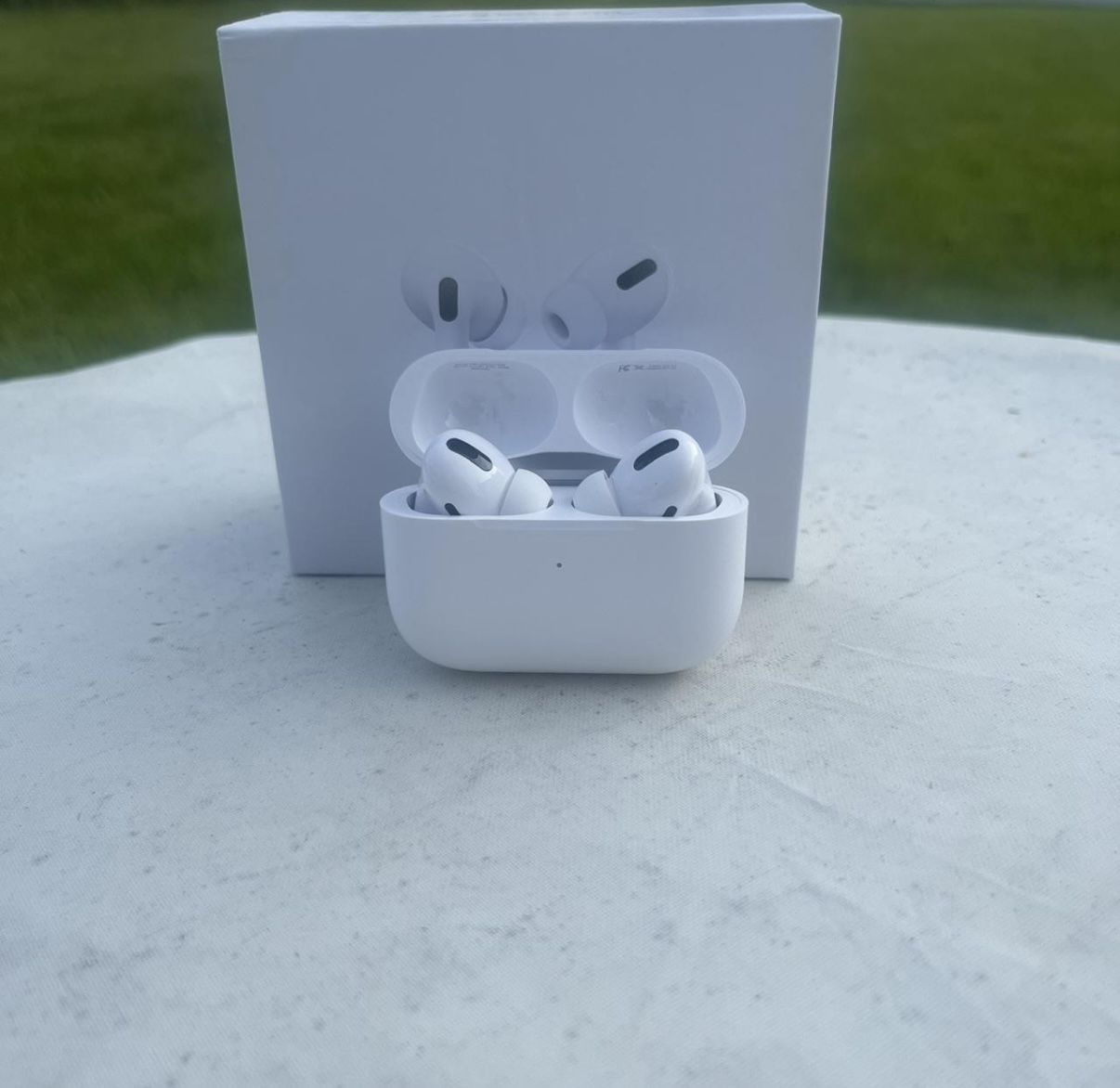 White Airpod Pros Gen 2 USBC-With Charging Case And Charger