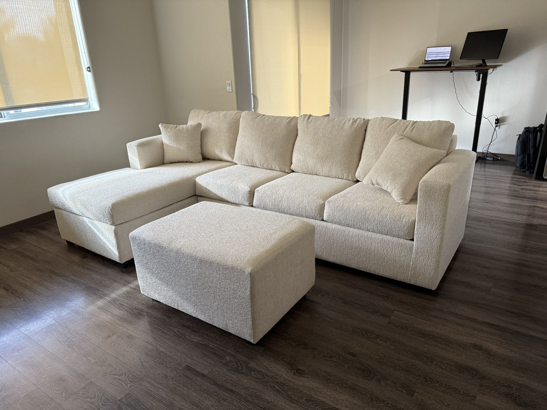 💥brand New Cream Secional With Free Ottoman