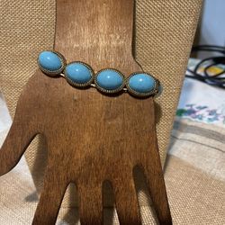 Adorable Turquoise Acrylic Stretchy Bracelet In Excellent Condition 