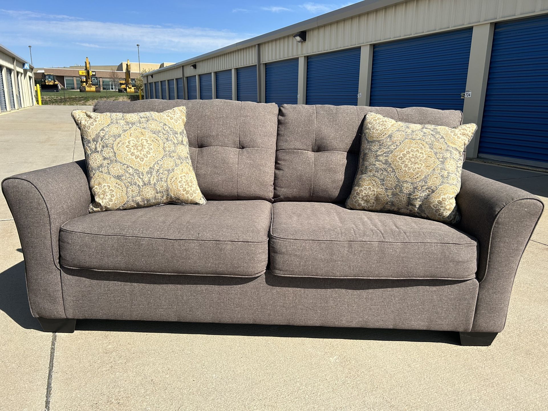 FREE DELIVERY 🚚🚛🚚 Beautiful Gray Couch!!