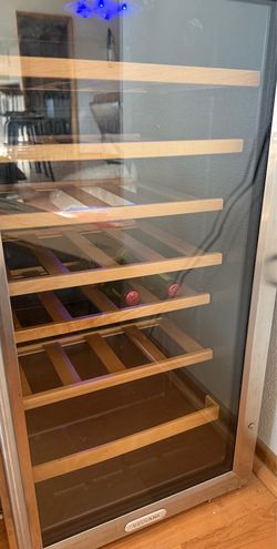 Wine refrigerator
