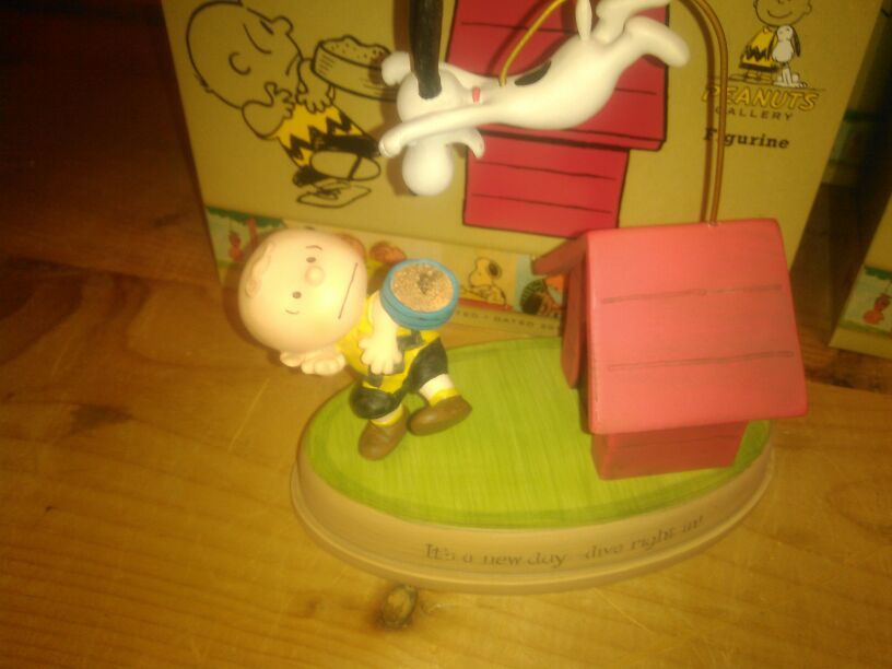 Peanuts statue
