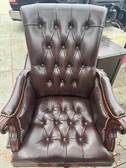 Luxury Executive Office Chair – Genuine Leather Look, Tufted, Wood Trim