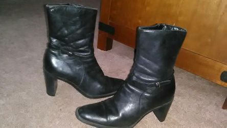 Women's leather black boots* soft leather* size 7.