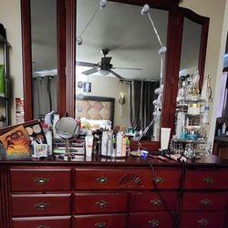 Dresser With Mirror 
