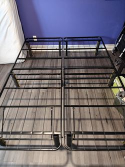 Foldable Zinus bed frame (queen)