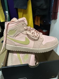 Air Jordan 1 MID SE Size 10.5 Coral stardust