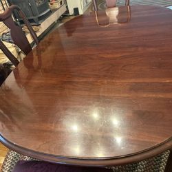 Ethan Allen Georgian Court cherry table with 8 chairs.    Used 