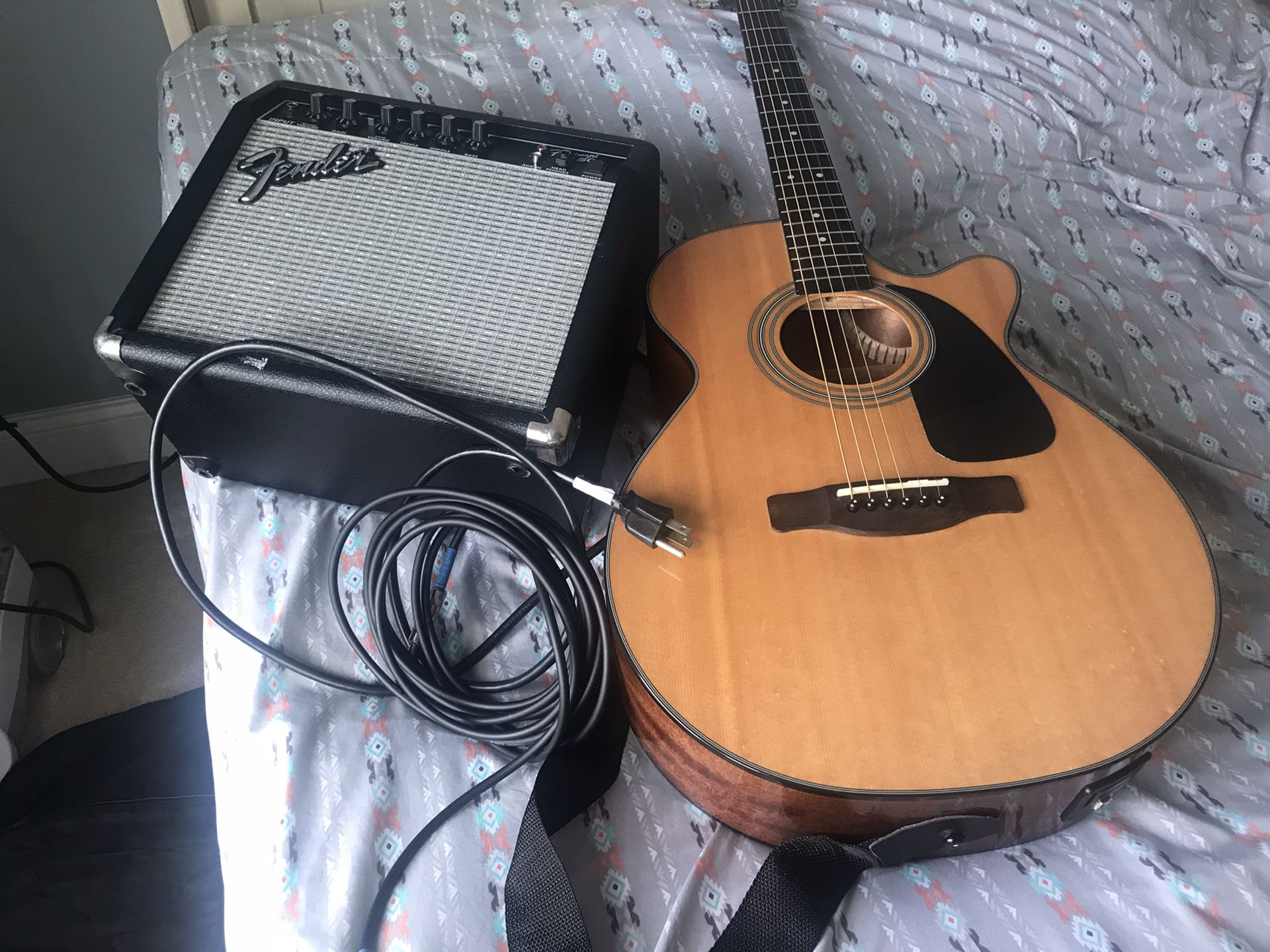 Fender amp and electric guitar acústica