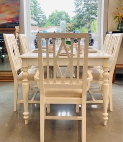 Off-white Transitional Farmhouse Table & Chairs