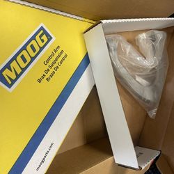 Moog G37 Upper Control Arms