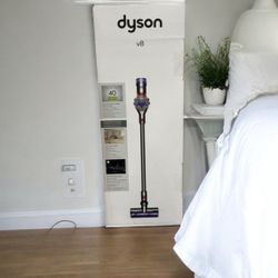 6500879 Dyson V8 cordless vacuum w/ 6 accessories 