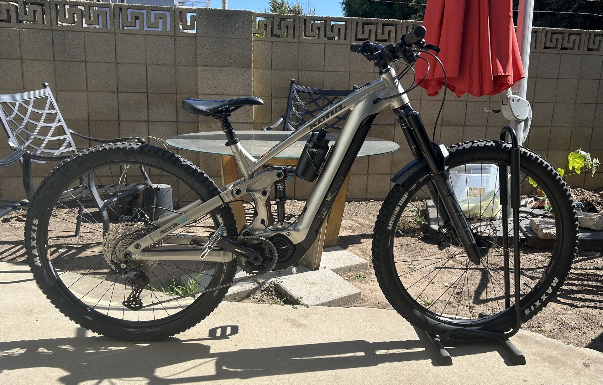 2023 Kona Remote 130 e-MTB | RockShox ZEB Upgrade + Alloy Pedals
