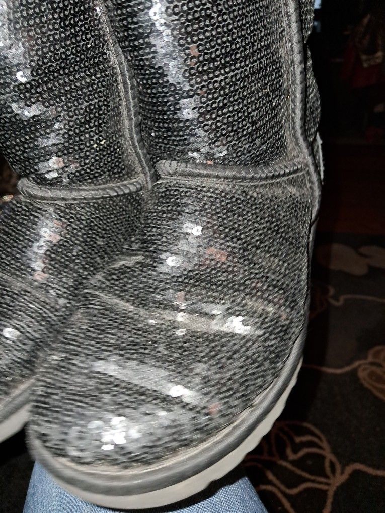 Black Sequence Uggs Size6 50.00