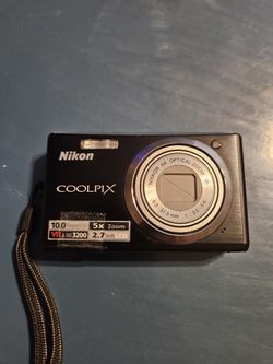 Nikon Coolpix S560 Black 10.0 MP 5x Zoom 2.7 LCD Screen Digital SLR Camera