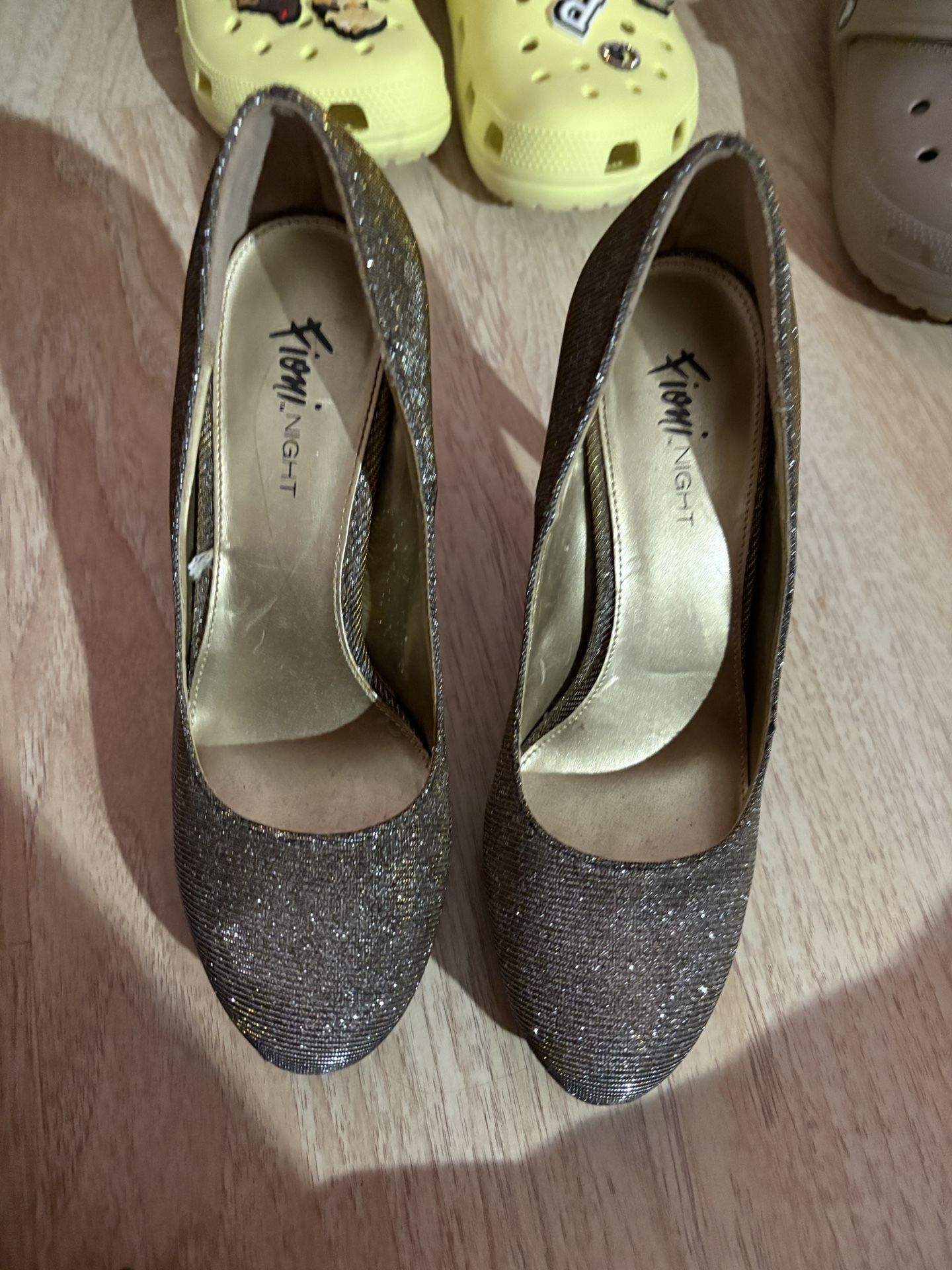 Golden sparkle heels size 7.5 half used 75$ lowest 60$ (will Clean As Best As Possible Before Sell)