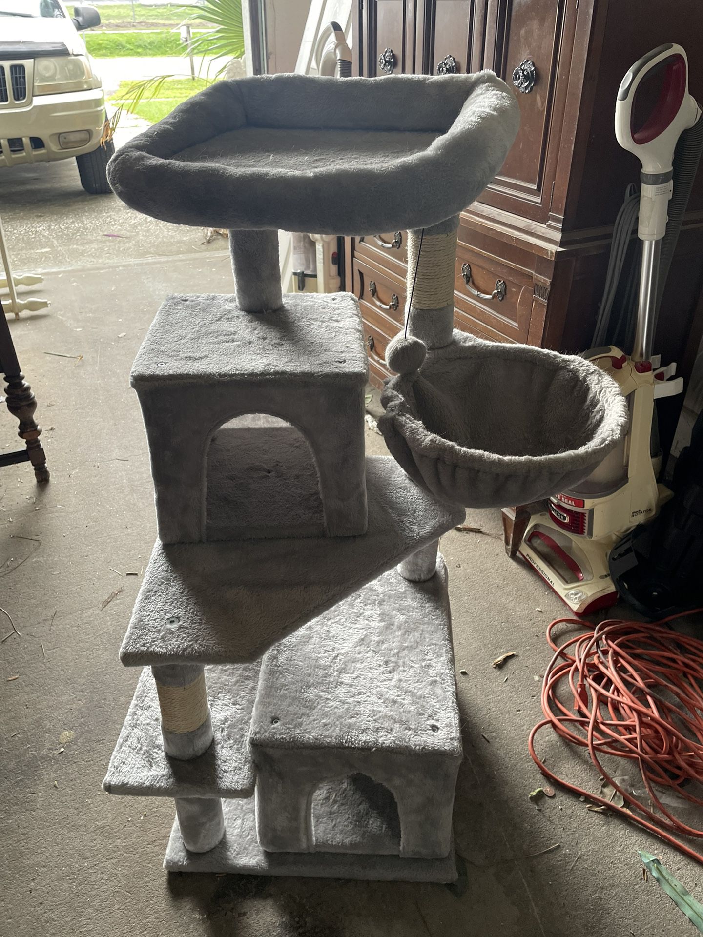 Like New Cat Tower!   35.   Or Best  Offer 
