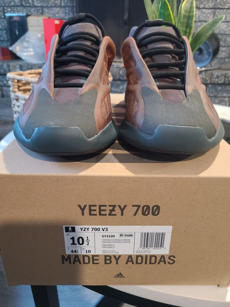 YEEZY 700 "Copper Fade" Size 10.5