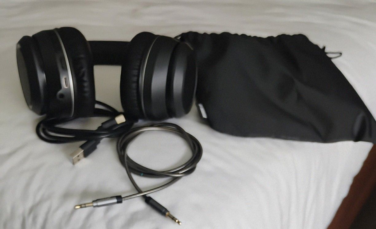 Ear phones 