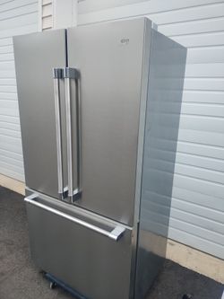 36 inch wide large capacity French doors refrigerator good working no ice