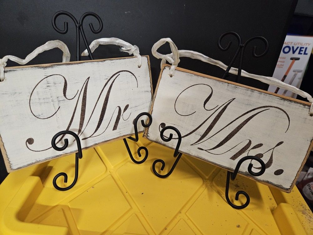 Mr & Mrs Signs